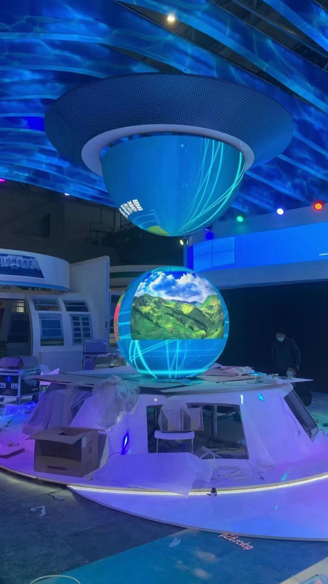 重塑视界,引领未来:探秘LED球形屏如何定义沉浸式显示新纪元(图2) 重塑视界,引领未来:探秘LED球形屏如何定义沉浸式显示新纪元(图2)